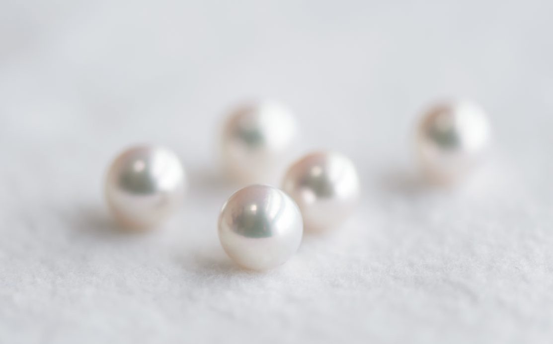 Proteins that make pearls shimmer are found