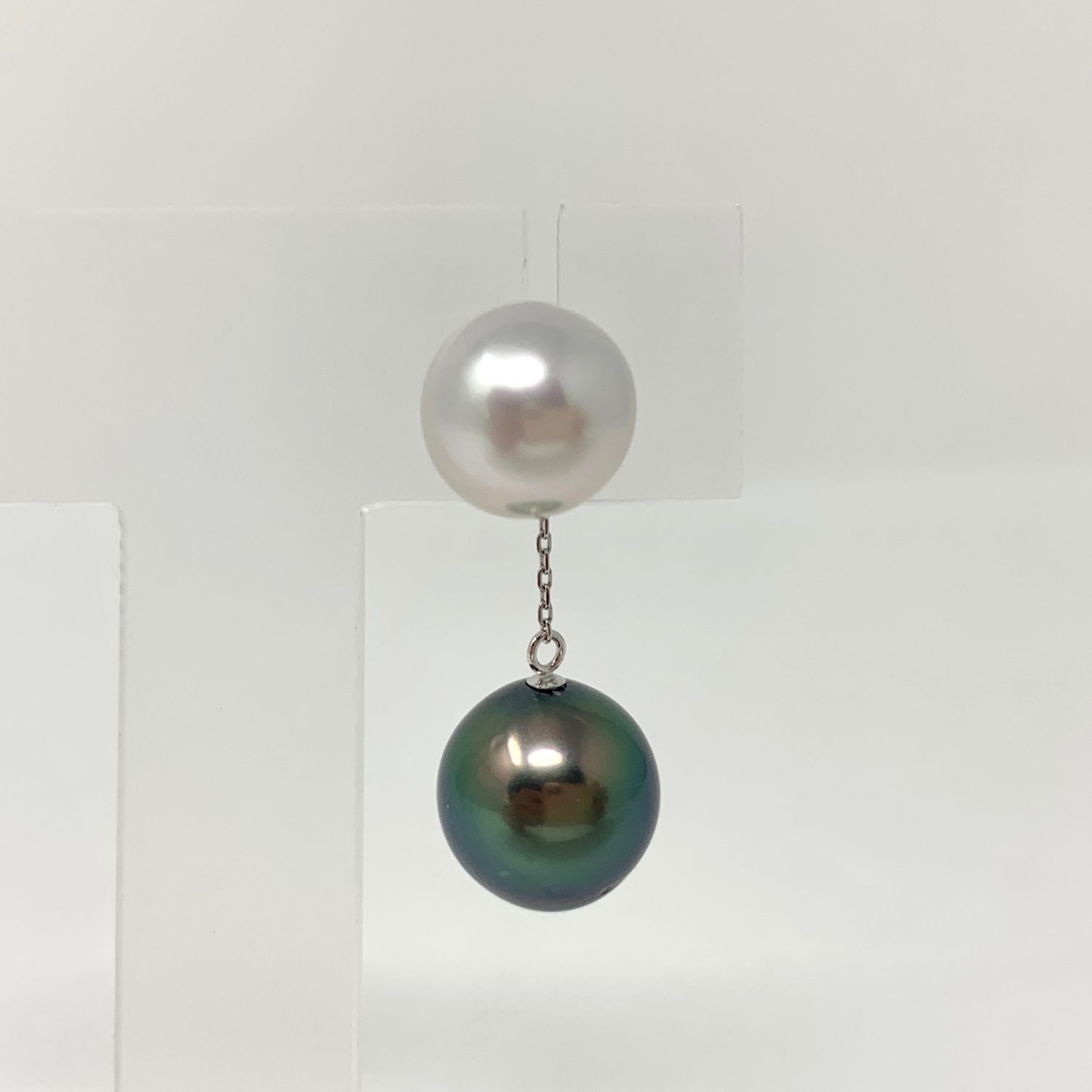 白蝶・黒蝶真珠ピアス E-93